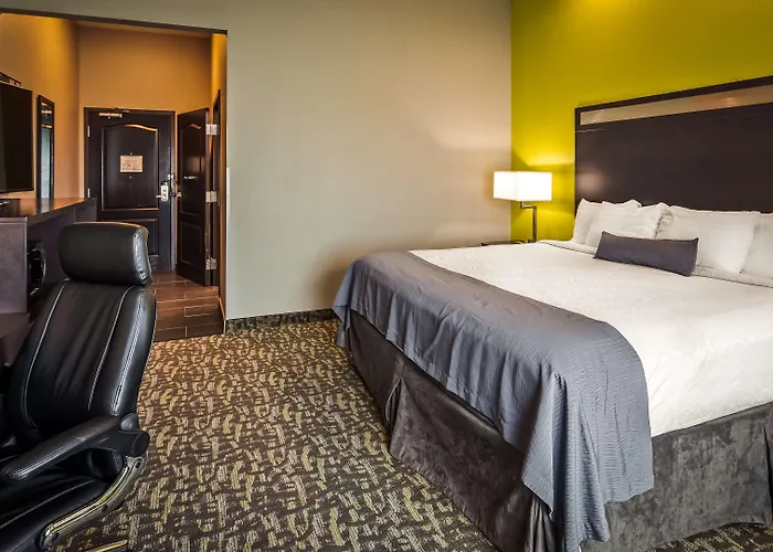 Best Western Plus Bay City Inn & Suites